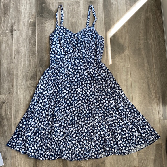 Old Navy Dresses & Skirts - Women’s Old Navy cami navy floral dress - daisy